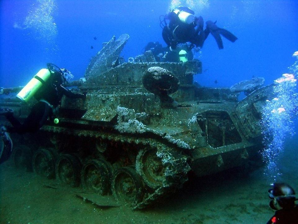 Танк утонул. Затонувший танк. Затонувшие танки в болотах. Затонувшие танки Англии. Танк потоплен.
