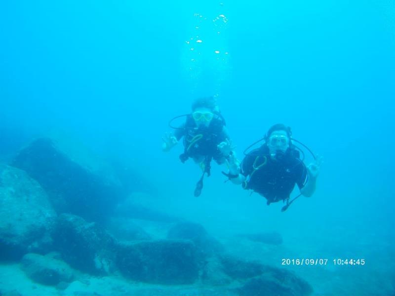 couple diving