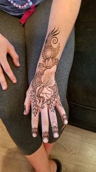 faded-flower-pattern-henna-design-for-hand-by@hennajes