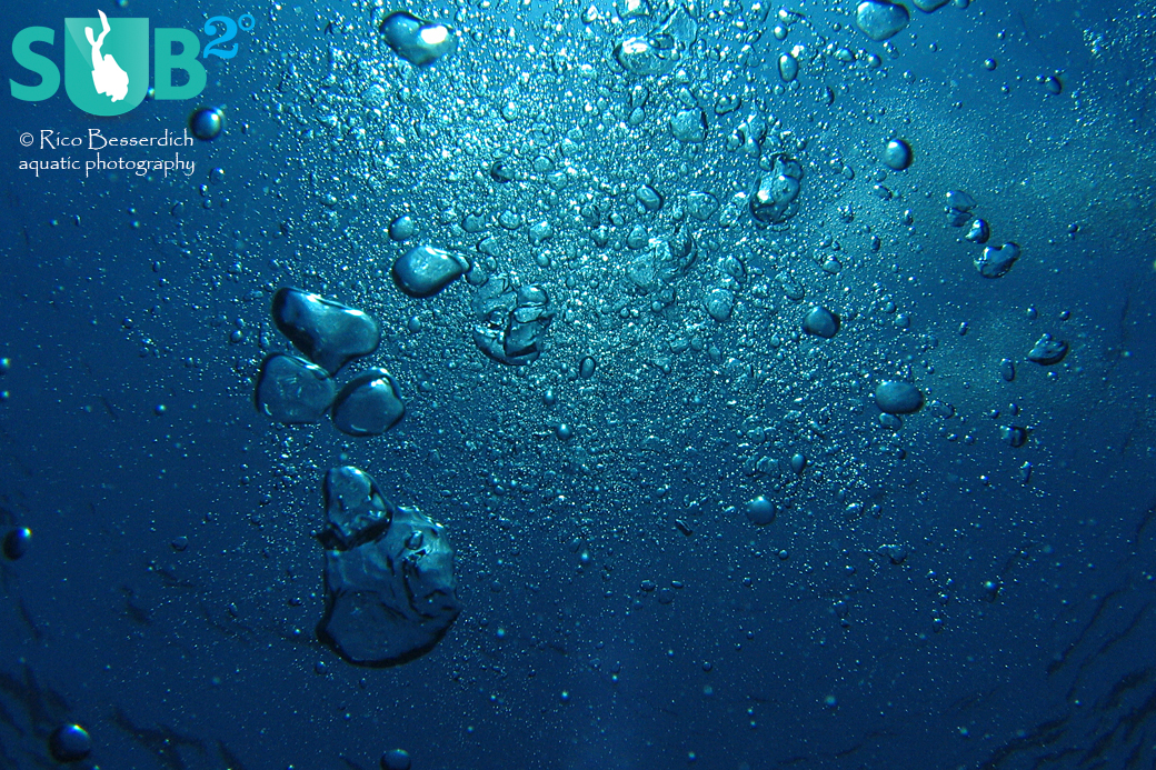 Blue water with some tonal variations and a few bubbles work great as a first step into abstract underwater photography. This shot was made with a 4MP point & shoot compact camera.