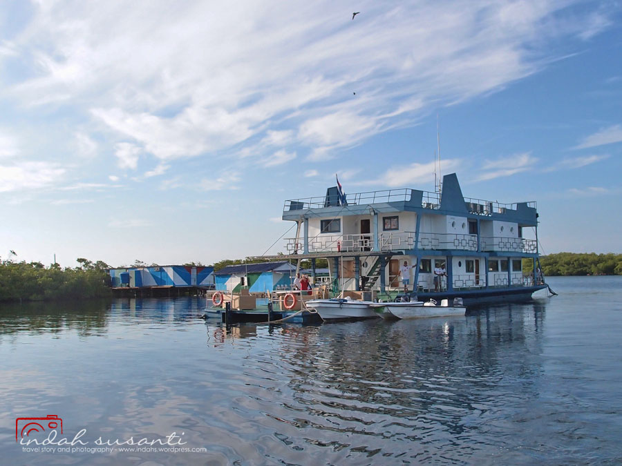 Tortuga, floating cabin for scuba divers in Jardines de la Reina
