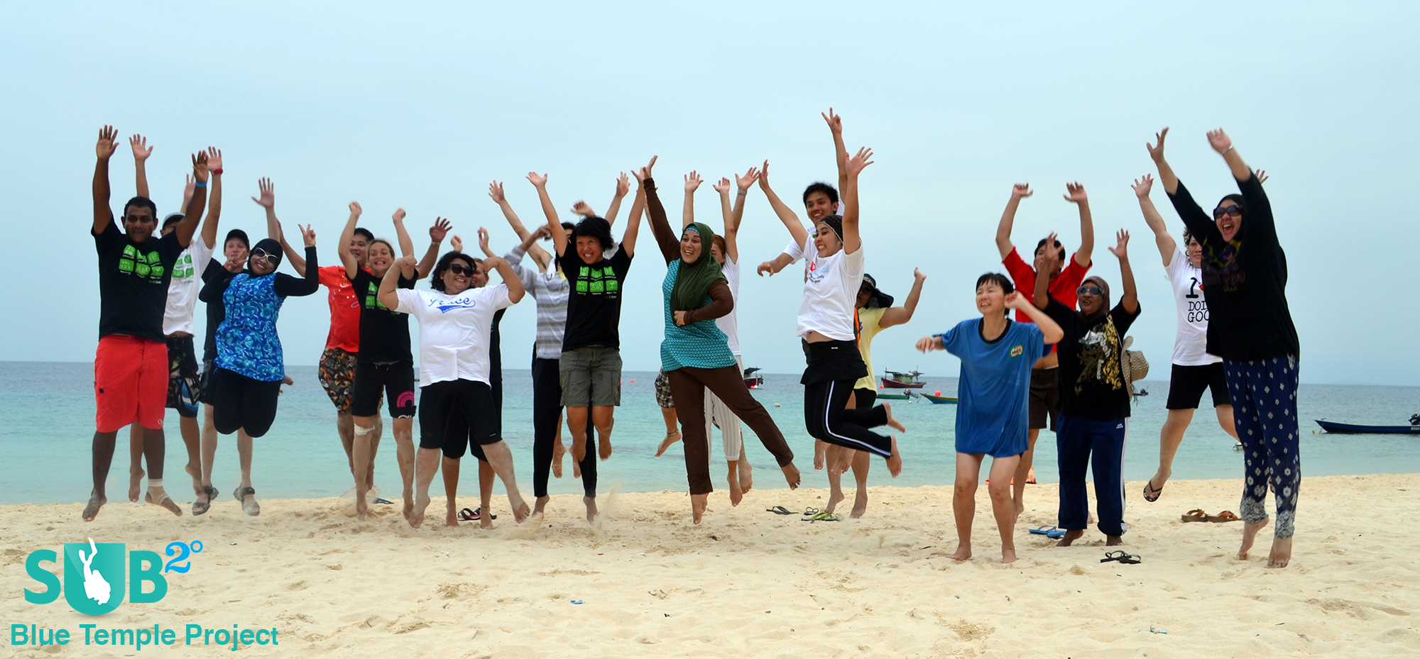 The voluntourists (volunteer-tourists)  of Blue Temple take part in protecting the Perhentian Islands' waters.